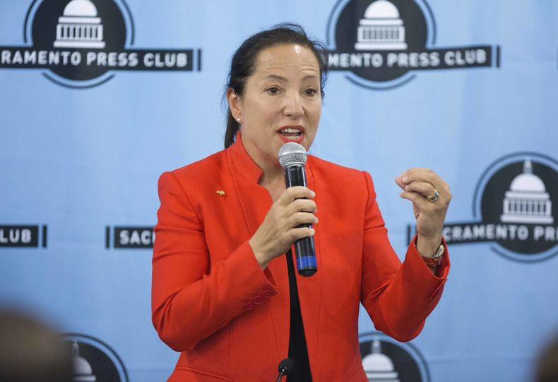 ARCHIVO – La vicegobernadora de California, Eleni Kounalakis, habla durante un debate en Sacramento, California, el 17 de abril de 2018, cuando era candidata para el cargo. Kounalakis y otros funcionarios electos el martes 1 de agosto de 2023 instaron a Taylor Swift a posponer sus conciertos en Los Ángeles como una forma de solidarizarse con los trabajadores hoteleros en huelga. (Foto AP/Steve Yeater, archivo)