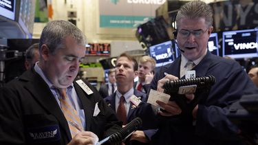 americateve | ARCHIVO - Foto de archivo, 22 de noviembre de 2013, de operadores en la Bolsa de Nueva York. La Bolsa abri&oacute; con escasas variantes el lunes 2 de diciembre de 2013 despu&eacute;s de ocho semanas consecutivas de ganancias y el fin de semana largo de A