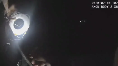 captan el rescate de madre con su hijo a punto de ahogarse en un canal de miami
