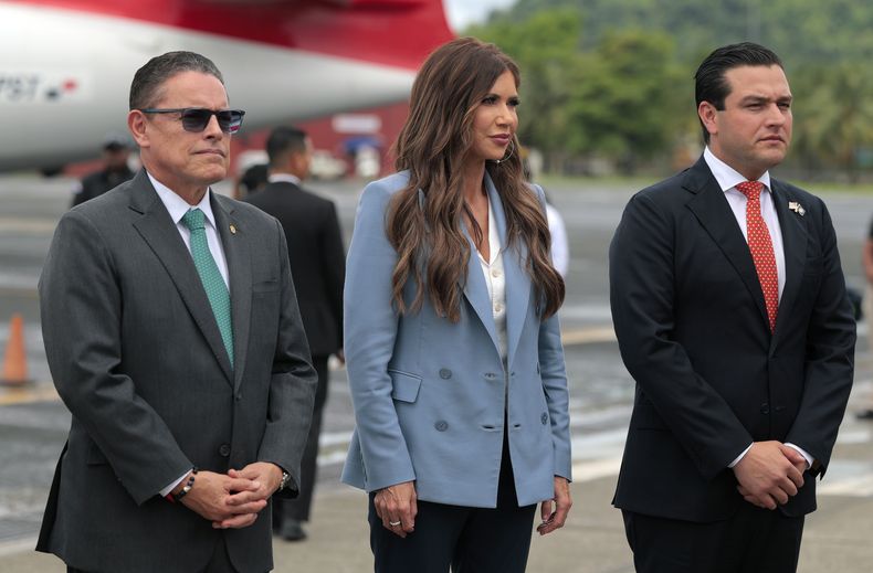 El ministro de Seguridad Pública de Panamá, Frank Abrego (de izquierda a derecha), la secretaria de Seguridad Nacional de EEUU, Kristi Noem, y el embajador de EEUU en Panamá, Kevin Marino Cabrera, en la pista tras observar un vuelo de repatriación en el aeropuerto de Albrook, Ciudad de Panamá, el martes 24 de junio de 2025. (Anna Moneymaker/Pool foto vía AP)