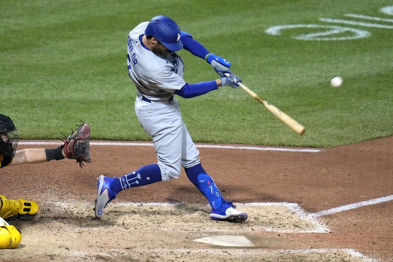 Chris Taylor de los Dodgers de Los Ángeles batea un jonrón de tres carreras contra los Piratas de Pittsburgh, el martes 25 de abril de 2023. (AP Foto/Gene J. Puskar)