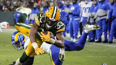 Jones acuerda reducir su salario para seguir con los Packers