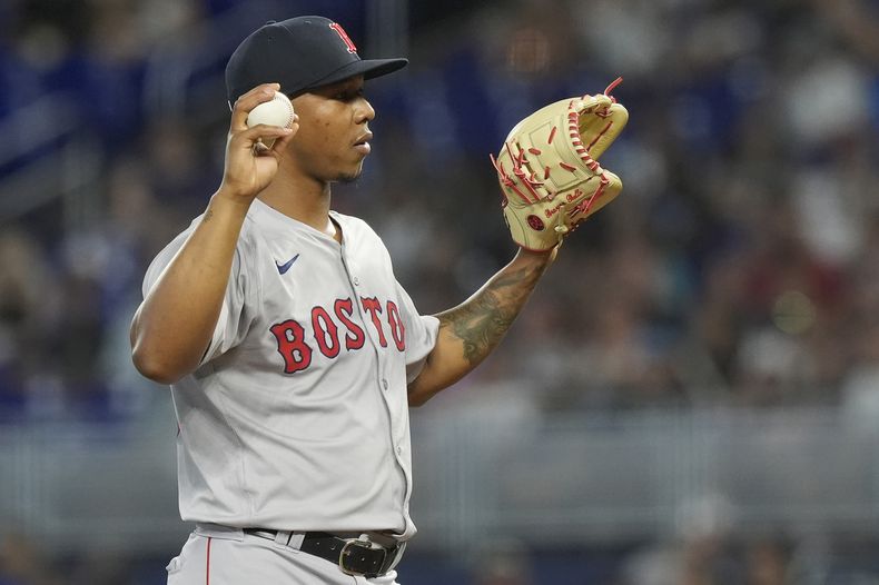 El dominicano Brayan Bello, abridor de los Medias Rojas de Boston, reacciona durante el juego del miércoles 3 de julio de 2024, ante los Marlins de Miami (AP Foto/Marta Lavandier)