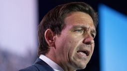 El precandidato presidencial republicano, el gobernador de Florida Ron DeSantis, durante la cumbre Cristianos Unidos por Israel 2023, el lunes 17 de julio de 2023, en Arlington, Virginia. (AP Foto/Jacquelyn Martin, Archivo)