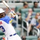 Ronald Acuña Jr. de los Bravos de Atlanta batea ante los Marlins de Miami, el sábado 1 de julio de 2023. (AP Foto/Alex Slitz)