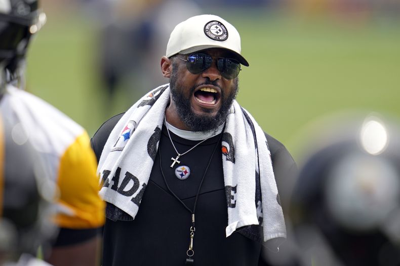 Mike Tomlin, entrenador en jefe de los Steelers de Pittsburgh, grita instrucciones durante una práctica en Pittsburgh, el miércoles 22 de mayo de 2024. Tomlin recibió una extensión de contrato por tres años el lunes 10 de junio de 2024. (AP Foto/Gene J. Puskar)