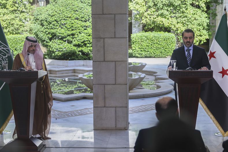 El ministro del Exterior de Siria, Asaad al-Shibani, a la derecha, durante una conferencia de prensa conjunta con su homólogo saudí, príncipe Faisal bin Farhan, el sábado 31 de mayo de 2025, en Damasco, Siria. (AP Foto/Ghaith Alsayed)