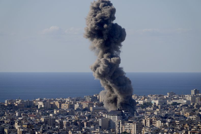 Una columna de humo provocada por un ataque aéreo israelí se levanta en Dahiyeh, en el suburbio del sur de Beirut, Líbano, el sábado 19 de octubre de 2024. (AP Foto/Hussein Malla)