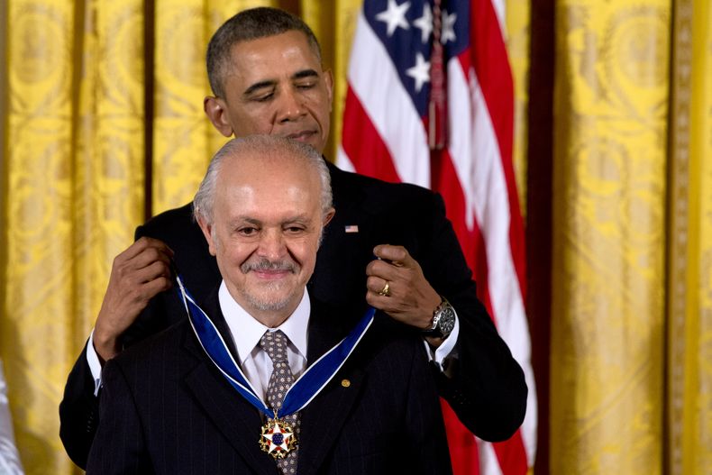 El presidente estadounidense Barack Obama entrega la Medalla Presidencial de la Libertad al cient&iacute;fico mexicano Mario Molina, premio Nobel de qu&iacute;mica, el mi&eacute;rcoles 20 de noviembre de 2013, durante una ceremonia en la Casa Blanca, en W