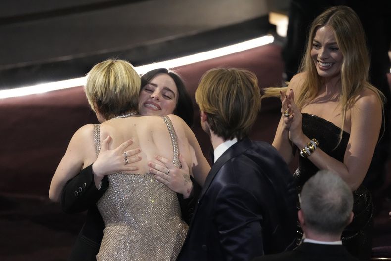 Greta Gerwig (izquierda) felicita a Billie Eilish por su triunfo en los Oscar mientras Finneas OConnell y Margot Robbie observan durante la entrega de los Premios de la Academia, el domingo 10 de marzo de 2024, en el Teatro Dolby de Los Ángeles. (AP Foto/Chris Pizzello)