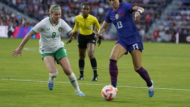 ARCHIVO - Alex Morgan, derecha, de Estados Unidos, y Ruesha Littlejohn, de Irlanda, disputan un balón durante el primer tiempo de un partido amistoso internacional de fútbol, el martes 11 de abril de 2023, en San Luis. (AP Foto/Jeff Roberson, Archivo)