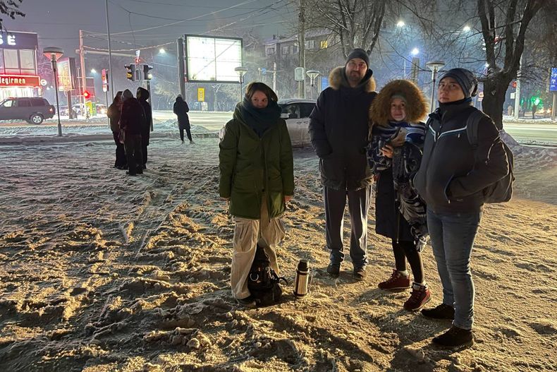 Varias personas se reúnen en una calle tras haber salido de sus apartamentos luego de un terremoto, el lunes 22 de enero de 2024, en Almaty, Kazajistán. (Vladimir Tretyakov/NUR.KZ vía AP)