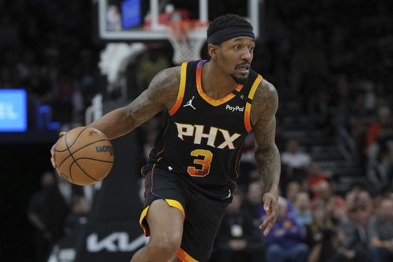ARCHIVO - Bradley Beal (3), de los Suns de Phoenix, conduce el balón frente al Thunder de Oklahoma City durante la primera mitad de un juego de baloncesto de la NBA, el miércoles 9 de abril de 2025, en Phoenix. (AP Foto/Rick Scuteri, Archivo)