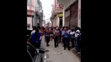 ¡VERGONZOSO! Acto de repudio a Tania Bruguera en la puerta de su casa