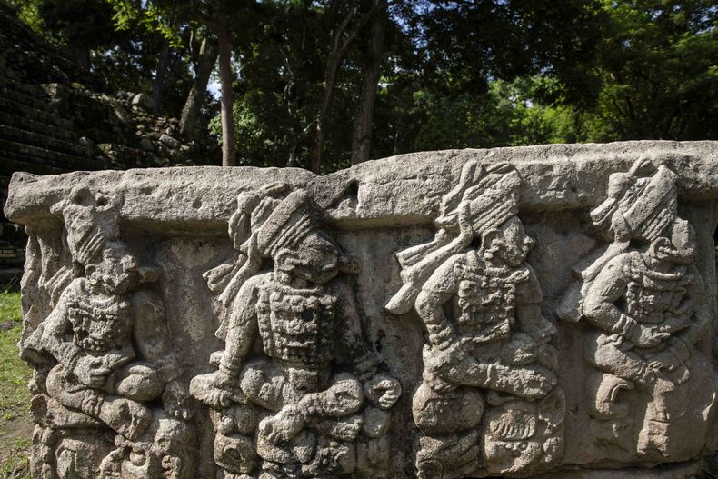 ARCHIVO - El altar Q, que muestra a 16 reyes en la sucesión dinástica de la ciudad, puede apreciarse dentro del sitio arqueológico de Copán, el sábado 3 de julio de 2021, en Copán Ruinas, Honduras. (AP Foto/Rodrigo Abd, archivo)