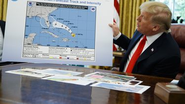 trump esta atento al paso del huracan por las carolinas