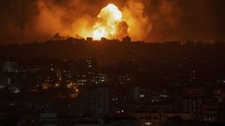 Fuego y humo se alzan tras un ataque aéreo israelí en Ciudad de Gaza, el domingo 8 de octubre de 2023. Los milicianos de Hamas, que controlan la Franja de Gaza, hicieron un ataque sin precedentes desde varios frentes al amanecer del sábado en el que docenas de combatientes de Hamas cruzaron la fortificada frontera y atacaron varios lugares, donde mataron a cientos de personas y tomaron rehenes. Las autoridades palestinas de salud reportaron decenas de muertes en los ataques aéreos israelíes en Gaza. (AP Foto/Fatima Shbair)