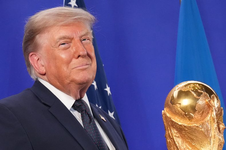 El presidente Donald Trump escucha mientras el presidente de la FIFA, Gianni Infantino, habla en una recepción en la Torre Trump en Nueva York, el viernes 17 de julio de 2026. (Foto AP/Jacquelyn Martin)