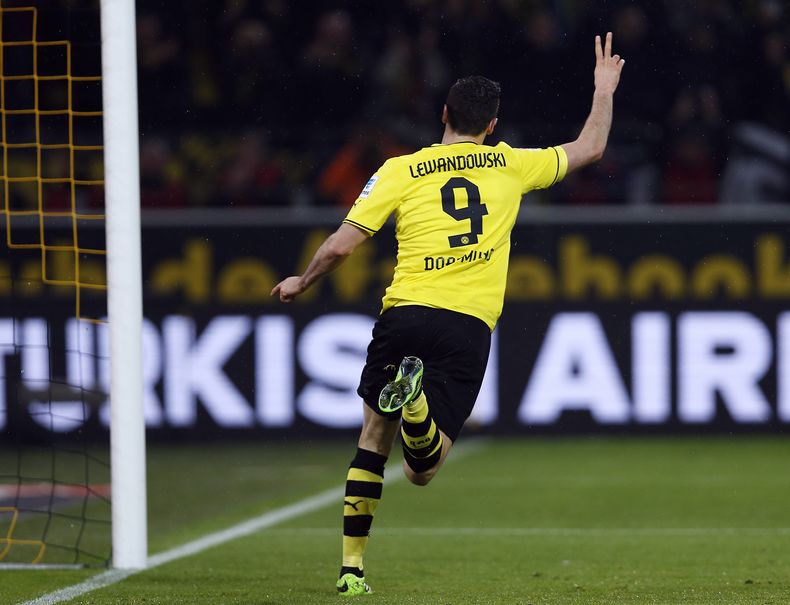 El jugador de Borussia Dortmund, Robert Lewandowski, festeja un gol contra Stuttgart en la Bundesliga el viernes, 1 de noviembre de 2013, en Dortmund, Alemania. (AP Photo/Frank Augstein)