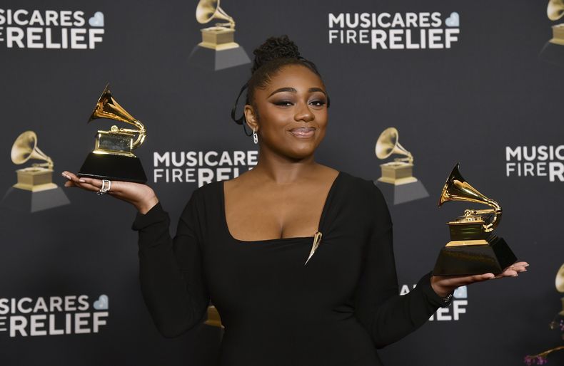 Samara Joy posa en la sala de prensa con el premio a la mejor interpretación de jazz por Twinkle Twinkle Little Me y al mejor álbum de jazz vocal por A Joyful Holiday durante la 67ª entrega anual de los premios Grammy el domingo 2 de febrero de 2025 en Los Ángeles. (Foto Richard Shotwell/Invision/AP)