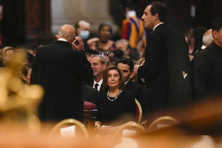 Pelosi recibe comunión en Vaticano pese a defensa del aborto