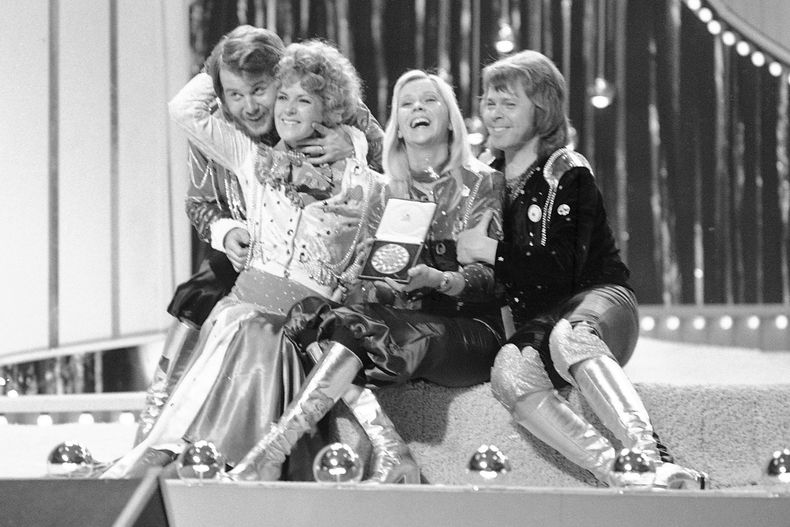 ARCHIVO - El grupo pop sueco ABBA celebra tras ganar el Concurso de la Canción Eurovision 1974 en el escenario en el Brighton Dome en Inglaterra con la canción Waterloo, el 6 de abril de 1974. Los integrantes de ABBA fueron condecorados con la Real Orden del Vasa de manos del rey de Suecia el viernes 31 de mayo de 2024. (Foto AP/Robert Dear, archivo)