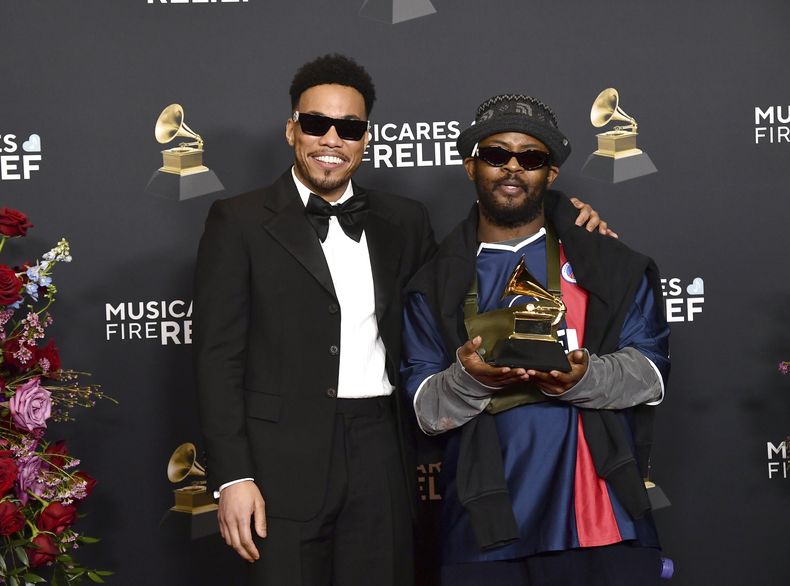 Anderson .Paak, izquierda, y Knxwledge, ganadores del mejor álbum de R&B progresivo por Why Lawd?, posan en la sala de prensa durante la 67ª entrega anual de los Grammy el domingo 2 de febrero de 2025 en Los Ángeles. (Foto Richard Shotwell/Invision/AP)