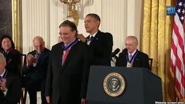 americateve | El compositor, pianista y trompetista de jazz cubano Arturo Sandoval recibió la Medalla Presidencial de la Libertad por parte del presidente Barack Obama en reconocimiento a su contribución a la sociedad con su talentosa música.