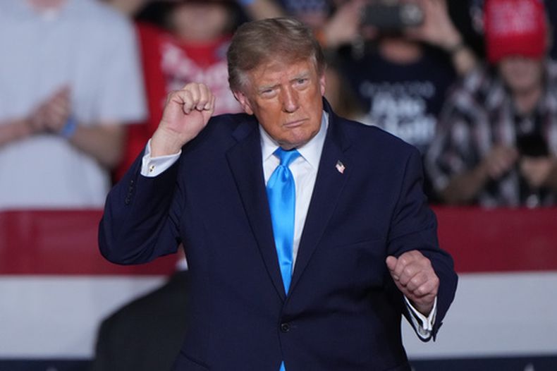 El presidente Donald Trump baila en un mitin de campaña en el Pinnacle Bank Expo Center, el lunes 5 de octubre de 2026, en Grand Island, Nebraska. (AP Foto/Charlie Riedel)