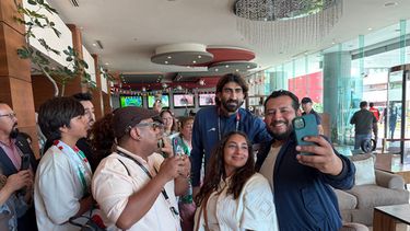 El portero de Irán Alireza Beiranvand se toma una foto con aficionados en su hotel en Tijuana, México el domingo 28 de junio del 2026. (AP Foto/Gabriela Aoun Angueira)