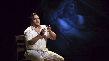 En esta imagen proporcionda por la Ópera de Santa Fe, el tenor británico Freddie de Tommaso como Mario Cavaradossi en Tosca de Puccini en la Ópera de Santa Fe el 12 de agosto de 2023. (Curtis Brown/Santa Fe Opera vía AP)