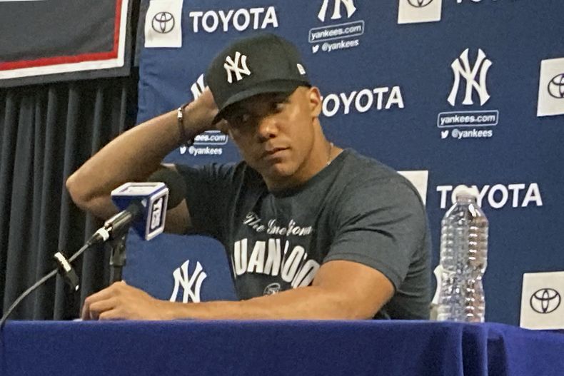 Juan Soto de los Yanquis de Nueva York durante una rueda de prensa, el lunes 19 de febrero de 2024, en Tampa, Florida. (AP Foto/Ron Blum)