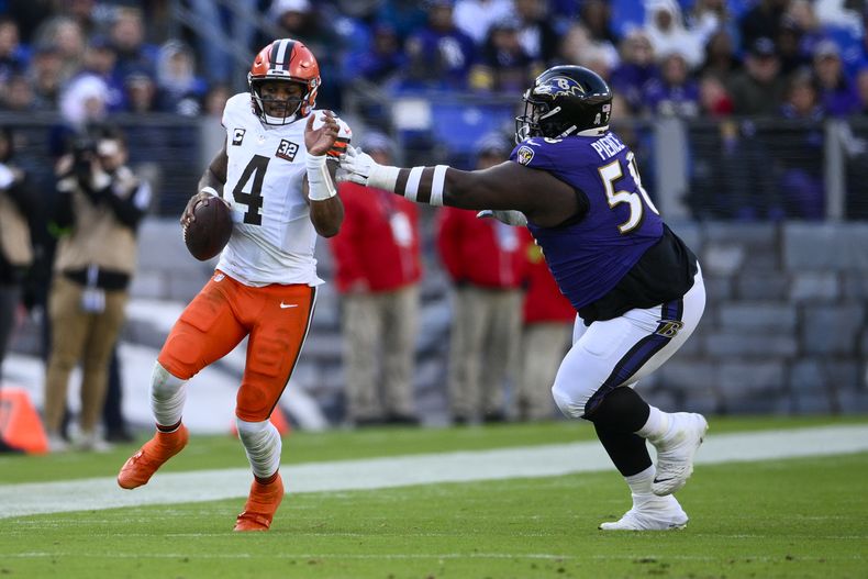 El quarterback de los Browns de Cleveland Deshaun Watson corre superando al defensive tackle de los Ravens de Baltimore Michael Pierce en el encuentro del domingo 12 de noviembre del 2023. (AP Foto/Nick Wass)