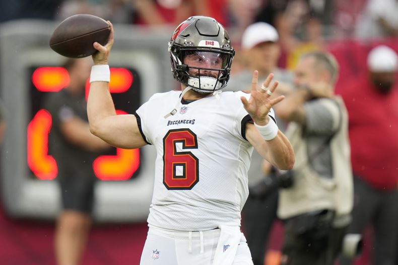 Baker Mayfield, quarterback de los Buccaneers de Tampa Bay, calienta antes de un partido de pretemporada ante los Dolphins de Miami, el viernes 23 de agosto de 2024 (AP Foto/Chris OMeara)