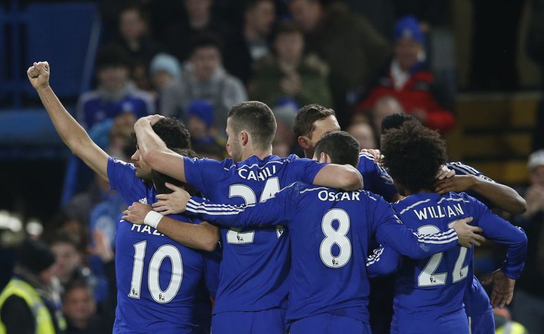El jugador de Chelsea, Diego Costa, izquierda, festeja con sus compa&ntilde;eros tras anotar un gol contra Hull el s&aacute;bado, 13 de diciembre de 2014, en Londres.  (AP Photo/Alastair Grant)