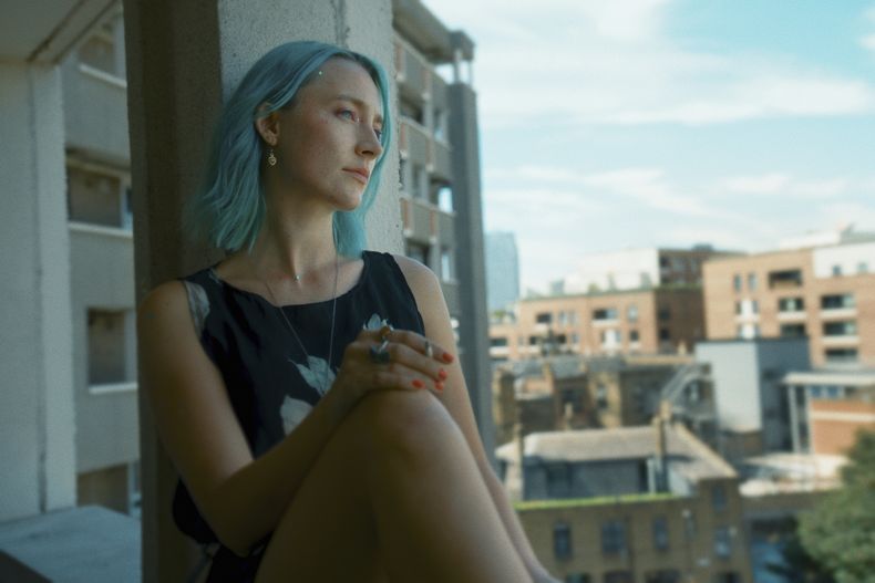 Esta imagen proporcionada por Sony Pictures Classics muestra a Saoirse Ronan en una escena de The Outrun. (Sony Pictures Classics via AP)
