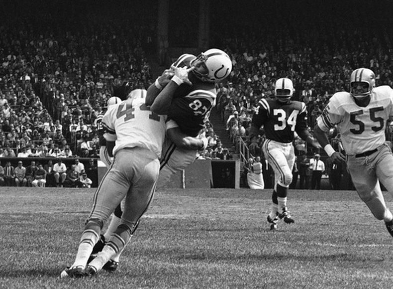 ARCHIVO - En esta foto del 30 de septiembre de 1962, Raymond Berry de los Colts de Baltimore atrapa un pase de de John Unitas ante los Lions de Detroit. (AP Foto)