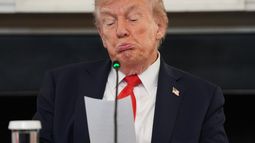 El presidente Donald Trump lee una nota que le entregó el secretario de Estado, Marco Rubio, durante una mesa redonda para discutir antifa en la Casa Blanca, el miércoles 8 de octubre de 2025, en Washington. (AP Foto/Evan Vucci)