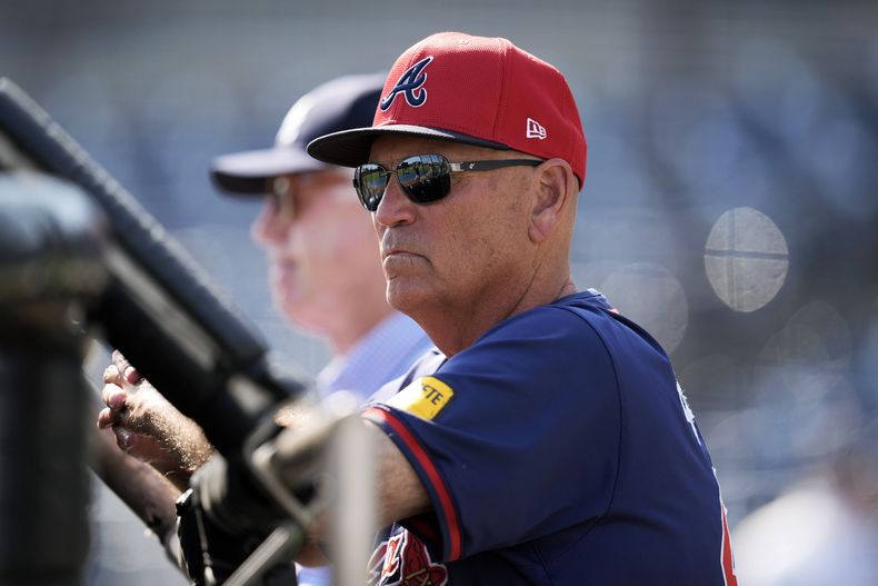 El mánager de los Bravos de Atlanta Brian Snitker observa la práctica de bateo antes del juego de exhibición ante os Yanquis de Nueva York el domingo 10 de marzo del 2024. (AP Foto/Charlie Neibergall)