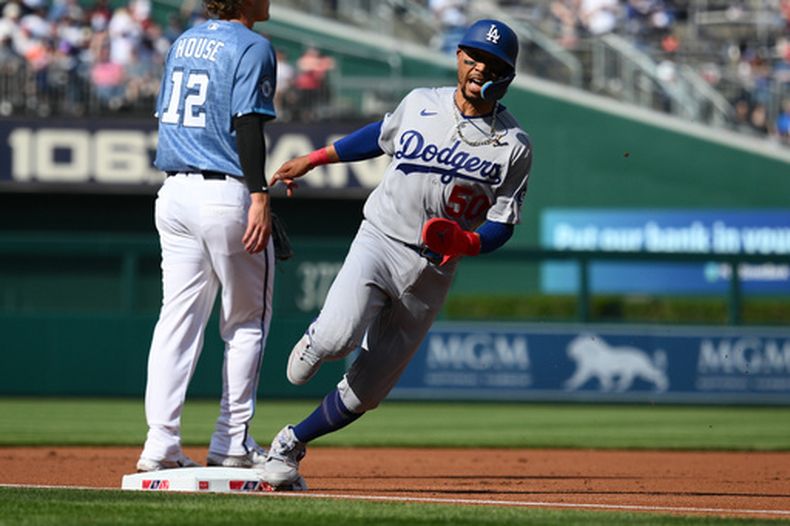 ARCHIVO - Mookie Betts, de los Dodgers de Los Ángeles, en acción durante un partido de béisbol contra los Nationals de Washington, el 4 de abril de 2026, en Washington. (Foto AP/Nick Wass, Archivo)