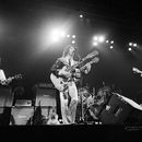 ARCHIVO - Paul McCartney y Wings se presentan ante 14.000 asistentes en el Tarrant County Convention Center en un concierto con entradas agotadas en Fort Worth, Texas, el 4 de mayo de 1976. Denny Laine, cantante, compositor y guitarrista británico, fundador de Moody Blues y más tarde compañero de Paul McCartney en Wings, la banda solista del ex Beatle, murió a los 79 años el martes 5, de diciembre de 2023, informó su esposa en redes sociales. (Foto AP/Archivo)