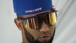 Lourdes Gurriel Jr. porta una gorra con el mensaje Patria y Vida, durante una práctica de bateo con el equipo denominado Federación Profesional Cubana de Beisbol (FEPCUBE), el martes 16 de enero de 2024, en Miami (AP Foto/Lynne Sladky)