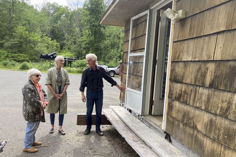 Davyne Verstandig, a la izquierda, Sarah Griswold y Marc Olivieri, miembros de la junta de Arthur Miller Writing Studio, verifican el estado del antiguo estudio del difunto dramaturgo estadounidense en Roxbury, Connecticut, el miércoles 21 de junio de 2023. El estudio de Miller, originalmente construido en su antigua casa de Roxbury, es donde escribió y revisó varias obras de teatro, su autobiografía Timebends y guiones para las películas The Misfits y The Crucible. La junta de Arthur Miller Writing Studio, junto con la hija de Miller, Rebecca Miller, esperan recaudar 1 millón de dólares para restaurar la modesta estructura del estudio, reubicarla en una biblioteca local cercana y crear programación que inspire a otros escritores. (Foto AP/Susan Haigh)