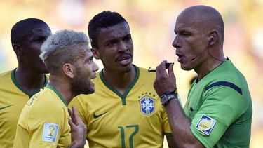 americateve | El &aacute;rbitro ingl&eacute;s Howard Webb, derecha, escucha al jugador de Brasil, Dani Alves, en un partido por el Mundial entre Brasil y Chile el 28 de junio de 2014 en Belo Horizonte, Brasil. (AP Photo/Martin Meissner/ File)