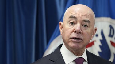 EEUU reúne a casi 700 niños migrantes con sus padres