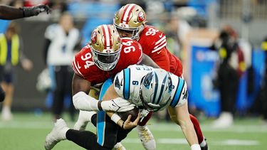 49ers doblegan a Panthers en su 1er triunfo como visitantes