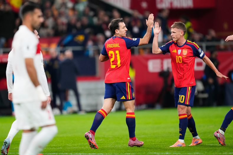 Mikel Oyarzabal de España celebra su segundo gol ante Turquía en el Grupo E de la eliminatoria a la Copa del Mundo el martes 18 de noviembre del 2025. (AP Foto/Jose Breton)