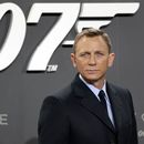 ARCHIVO - En esta fotografía de archivo del 28 de octubre de 2015, el actor Daniel Craig posa para los medios cuando llega al estreno alemán de la película de James Bond Spectre en Berlín, Alemania. (Foto AP/Michael Sohn, archivo)
