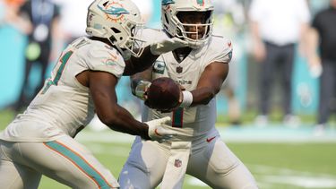 El quarterback de los Dolphins de Miami Tua Tagovailoa le entrega el balón al corredor Raheem Mostert durante el encuentro ante los Panthers de Carolina el domingo 15 de octubre del 2023. (AP Foto/Wilfredo Lee)