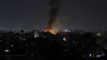 Una columna de humo se alza de un sitio presuntamente atacado por Estados Unidos en Saná, Yemen, el miércoles 19 de marzo de 2025. (AP Foto/Osamah Abdulrahman)